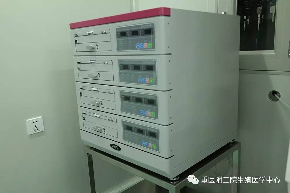抽屉被关上后，周围就变得黑漆漆的。